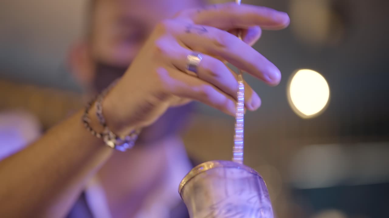 el camarero preparando un cóctel.