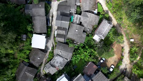 Vista-Aérea-De-Aumento-Lento-Sobre-Casas-De-Barrios-Marginales-De-Madera-En-El-Sudeste-Asiático-En-Cámara-Lenta