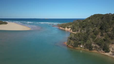 Toma-Aérea-Sobre-El-Estuario-Del-Río-Corindi-En-Nueva-Gales-Del-Sur,-Australia