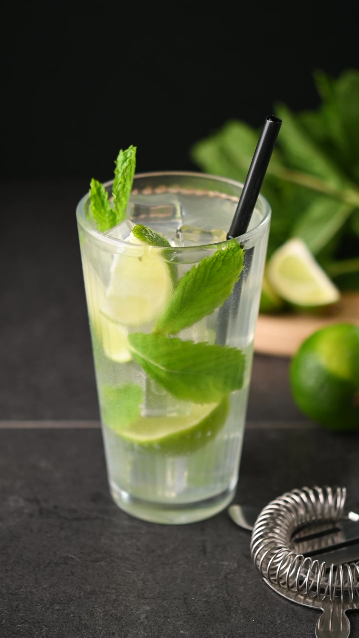 Klassinen Mojito-cocktail limellä ja mintulla