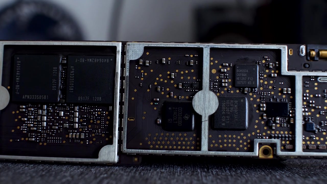 Primo piano dettagliato di sottili schede di circuiti stampati per computer che mostrano chip e vari componenti. Ideale per temi di tecnologia, elettronica e hardware. Ripresa con carrello a destra