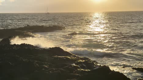 Puesta-De-Sol-En-La-Isla-Grande-De-Hawaii,-Olas-Rodando-Hacia-La-Costa-Rocosa