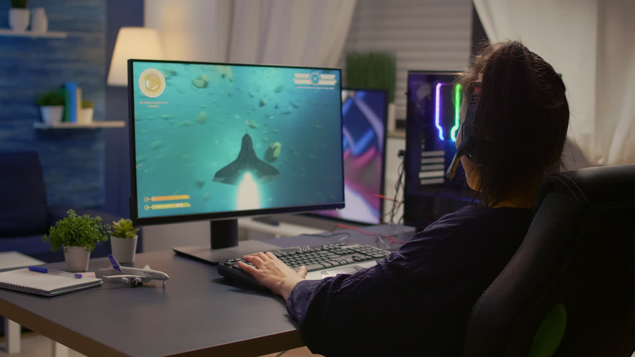 프로 게이머가 다른 게이머들과 마이크로 대화하고 있습니다.