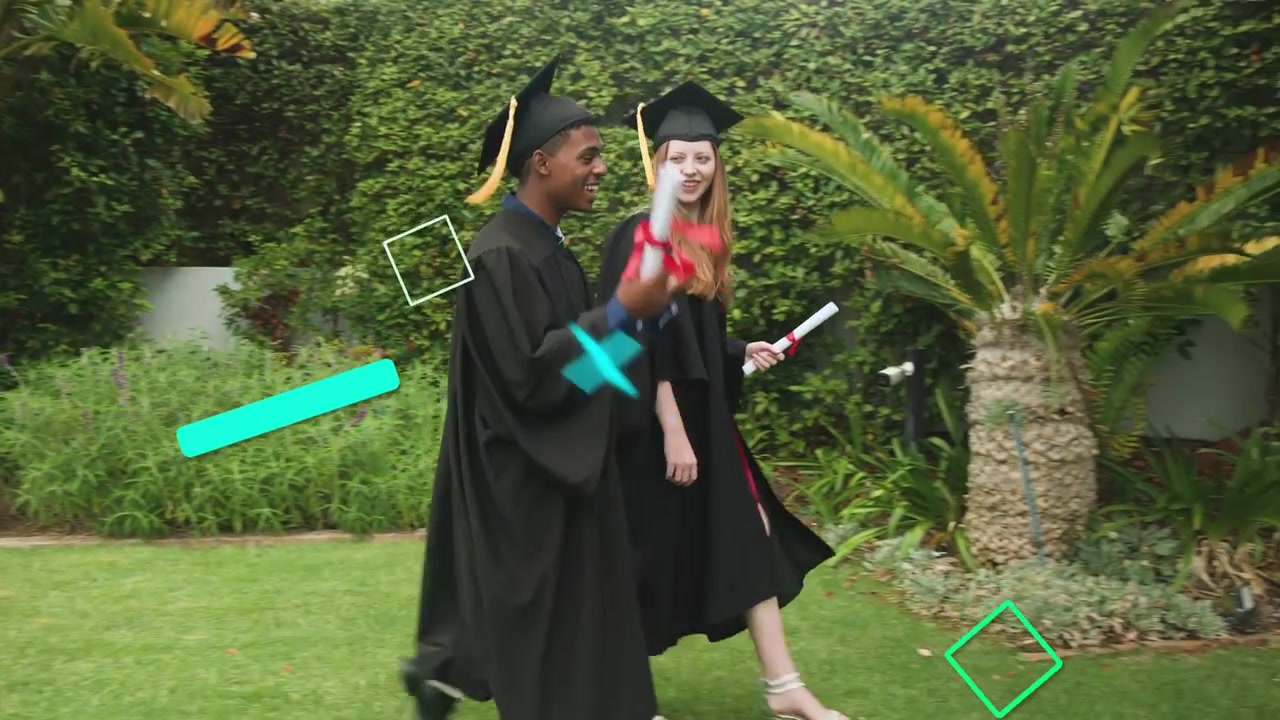 Laurea: due laureati che camminano sul prato con i diplomi, un uomo che fa scoppiare un lanciacoriandoli, sovrapposizioni intorno a loro