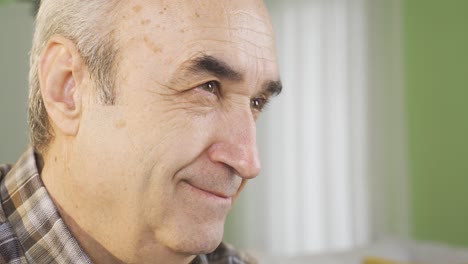retrato en primer plano de un anciano feliz y pacífico.