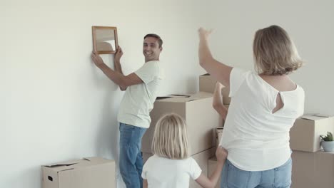 mamá y dos hijas ayudando a papá a elegir un lugar para la foto