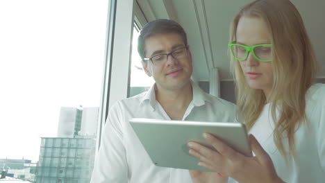 personas de negocios que trabajan con tabletas