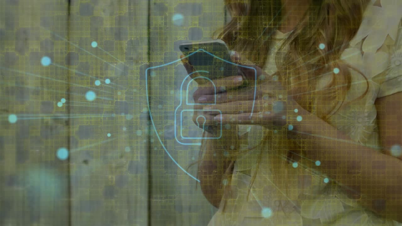 Utente tech che solleva lo smartphone e tocca il telefono, attivando particelle e uno scudo di sicurezza luminoso.