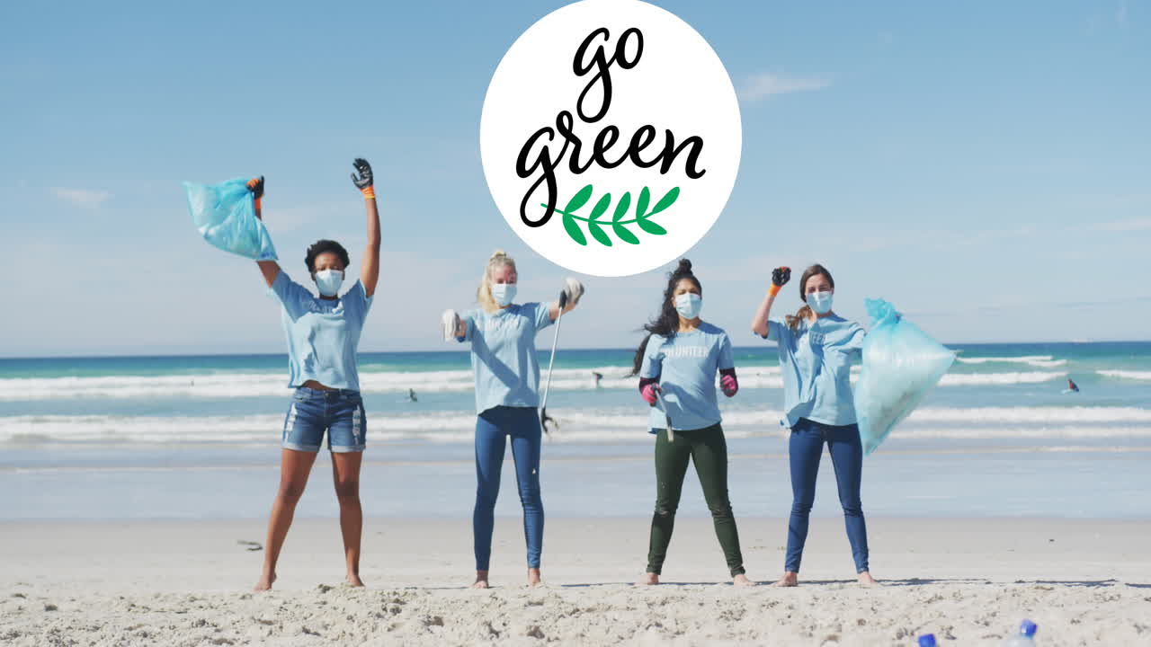 animación de texto y logotipo de go green sobre un grupo feliz y diverso que usa máscaras faciales limpiando la playa