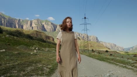 jonge vrouw die door het berglandschap loopt