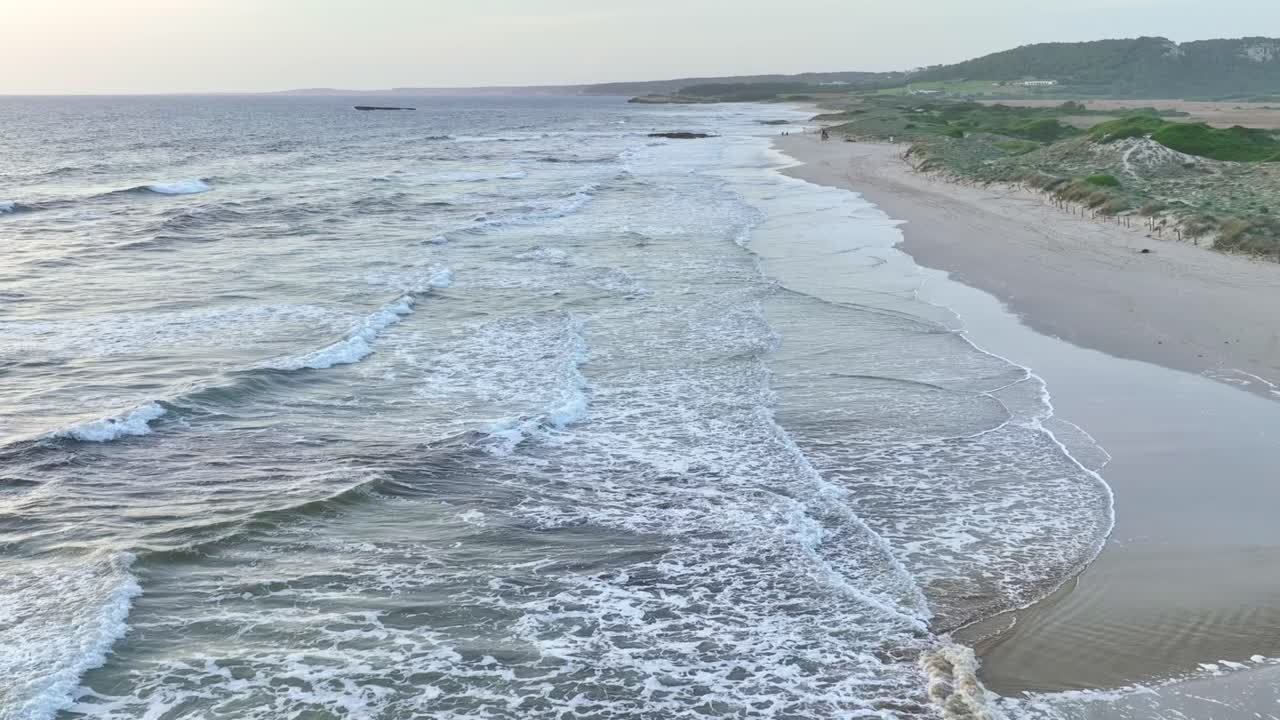 drone volando sobre las olas en la costa española