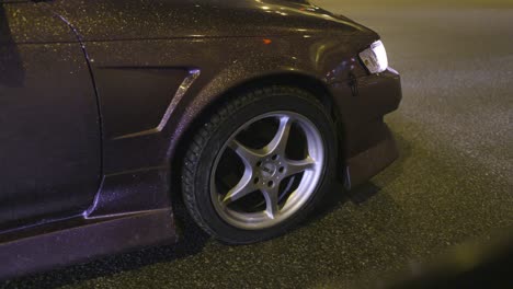 coche púrpura por la noche