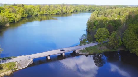 Brücke-über-Einem-See-Luftaufnahme