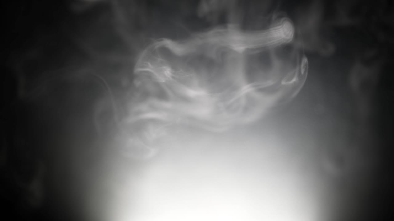 하 ⁇  연기가 꿈처럼 대기 속에서 내려오고, 공기는 희미한  ⁇ 으로  ⁇  빛으로 내려갑니다.