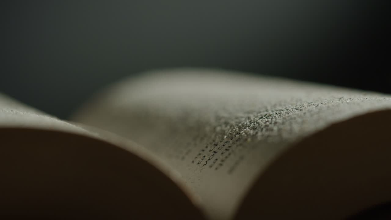 Libro aperto con polvere