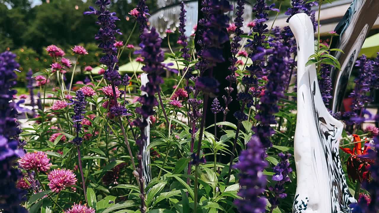 정원에서 아름다운 보라색과 분홍색 꽃