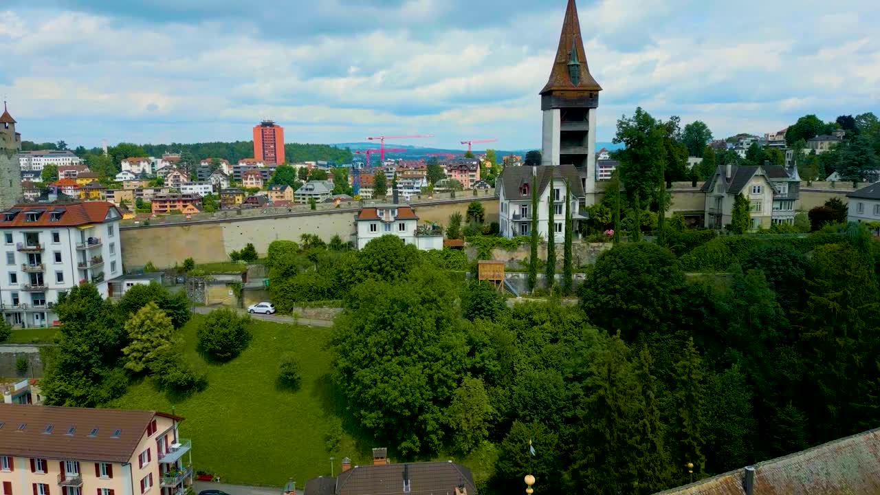 스위스 루체른의 루스 강 근처에 있는 무세그 벽의 4k 드론 영상.