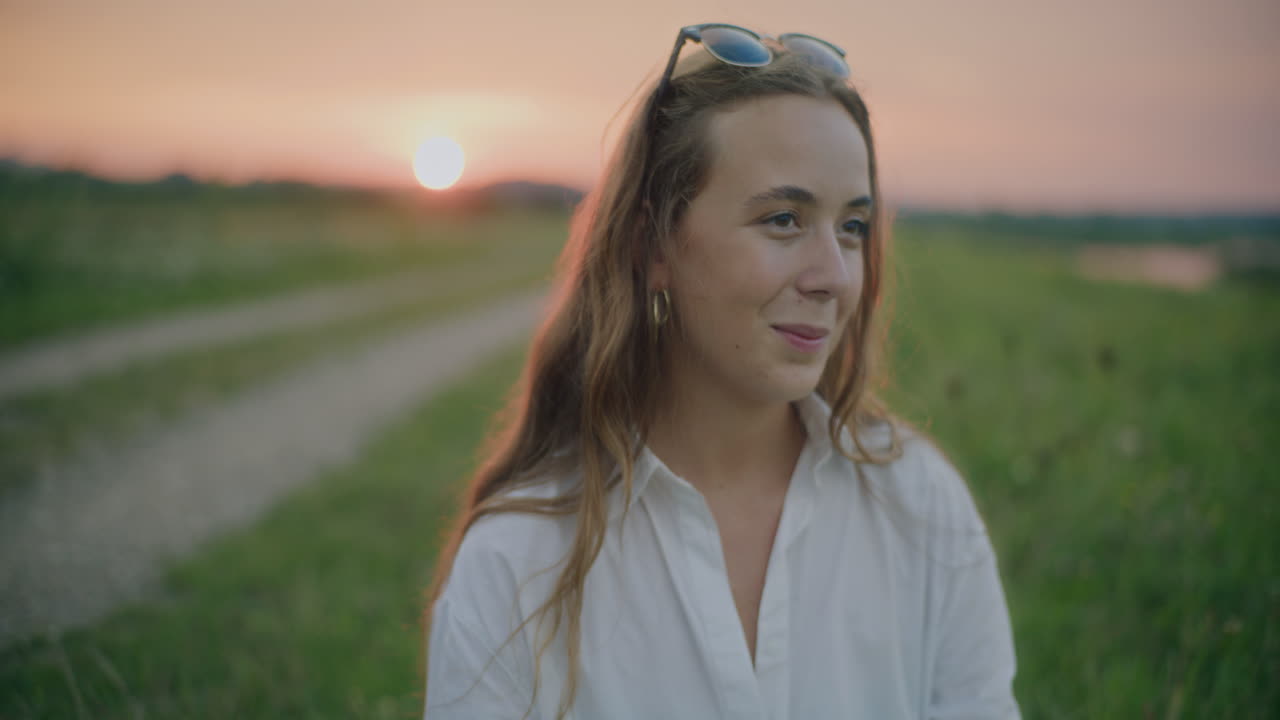 Smilende kvinde portræt udendørs