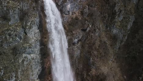 Skakavica-Es-Una-Cascada-Ubicada-En-El-Sur-De-Europa,-En-Montenegro