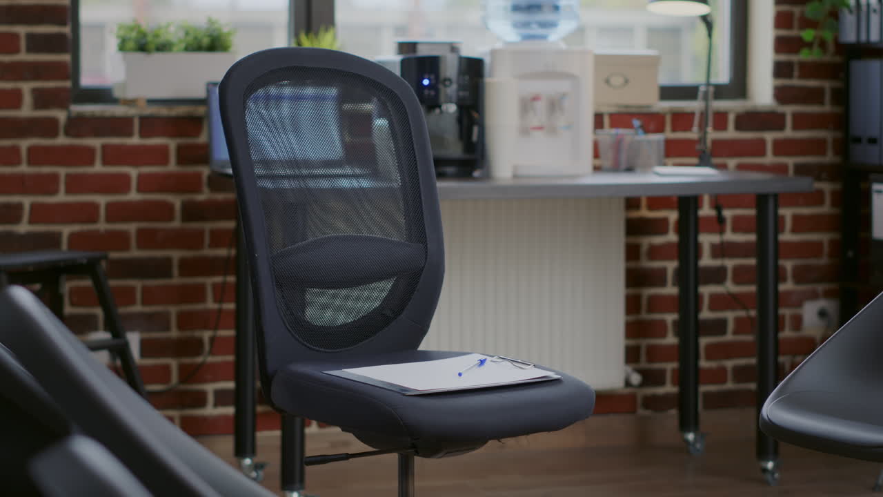 Primo piano di un cerchio di incontro con sedie in uno spazio ufficio