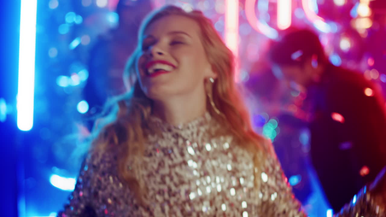 mujer sensual enviando un beso al aire en un club nocturno. chica bailando en fondo de neón