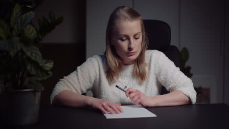 Close-Up-Of-Businesswoman-Thinking-2