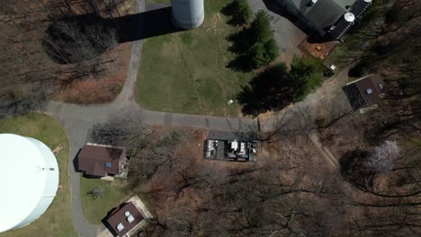 Una-Vista-Aérea-Del-Distrito-De-Agua-De-West-Hempstead-En-Un-Día-Soleado-En-Long-Island,-Nueva-York