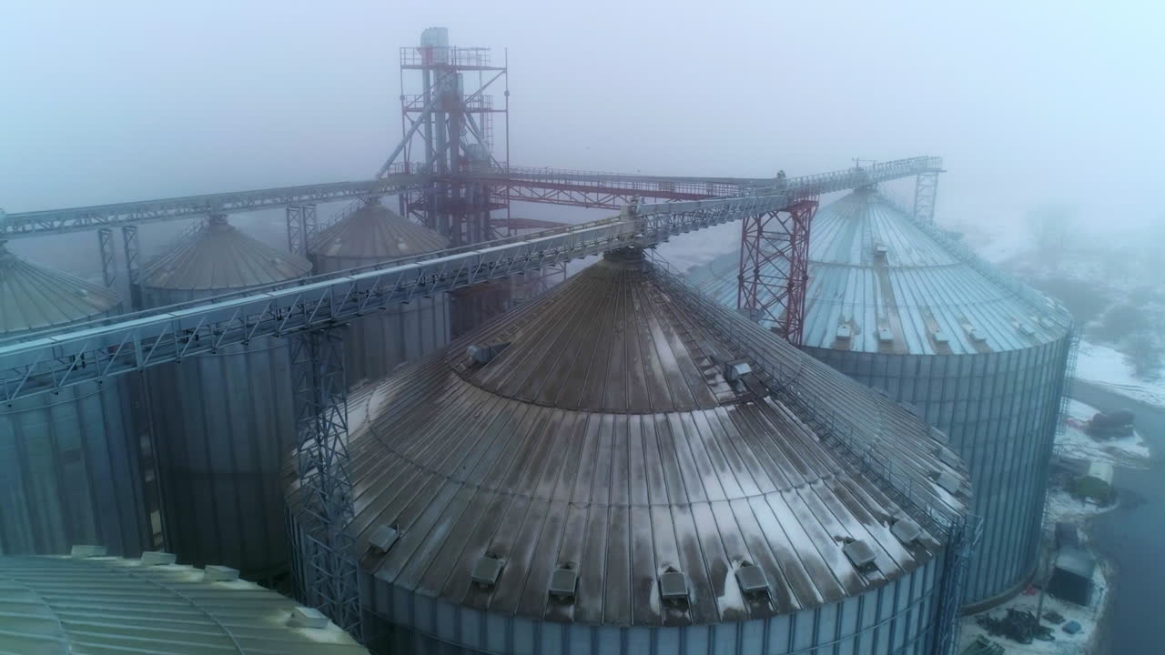 Getreidesilos bei nebligen Winterbedingungen