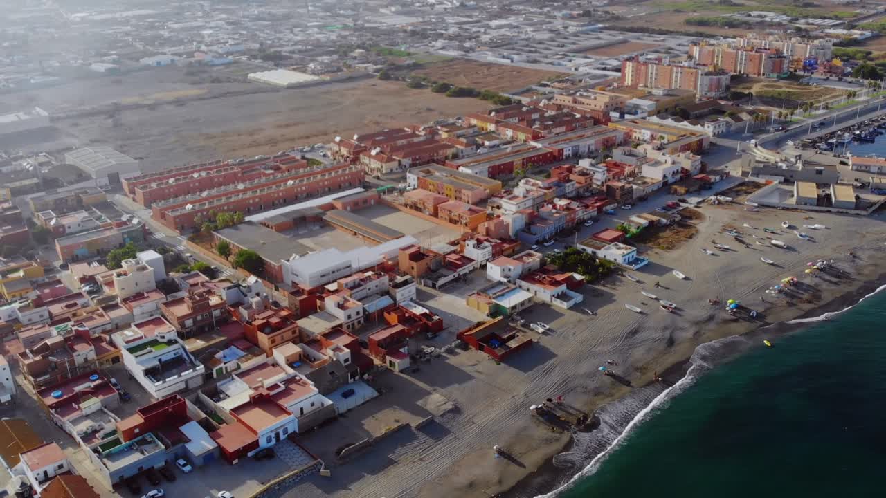 drone filmado siguiendo la playa en linea de la concepción, españa