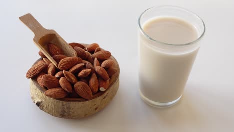 leche de almendras y almendras