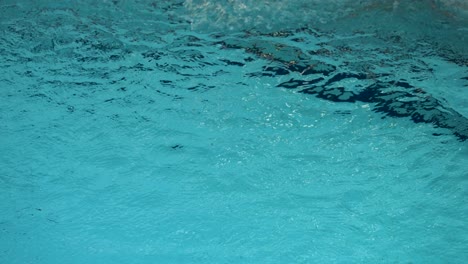 superficie del agua de la piscina