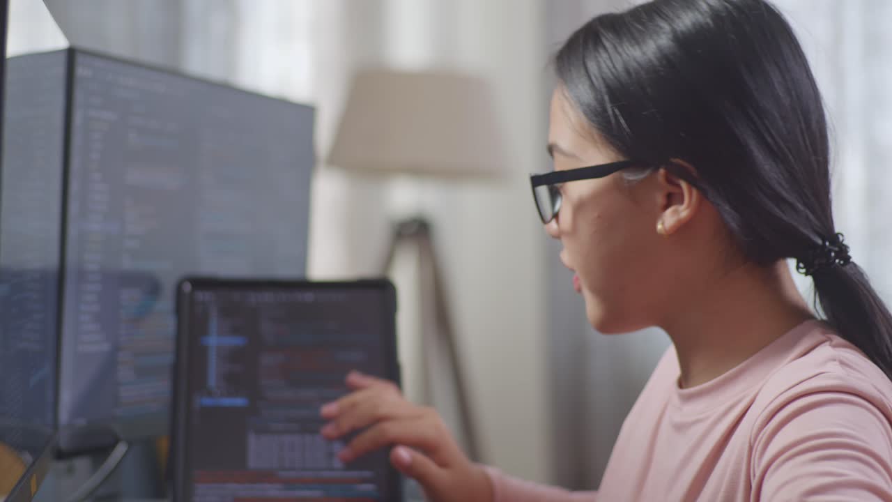 코딩과 프로그래밍을 공부하는 십대 소녀