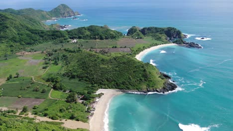 retire la toma aérea de una isla tropical, con tierras agrícolas y un océano azul que llega a la costa