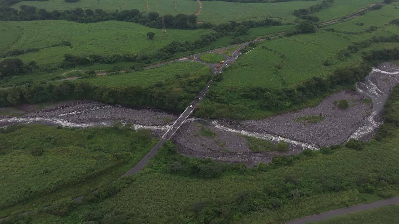 vista aérea del puente de la autopista que cruza el río achiguate en guatemala, avión no tripulado
