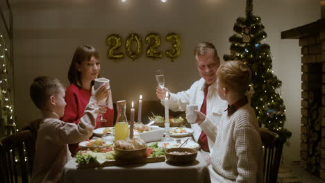 celebración de la víspera de año nuevo en la sala de estar.