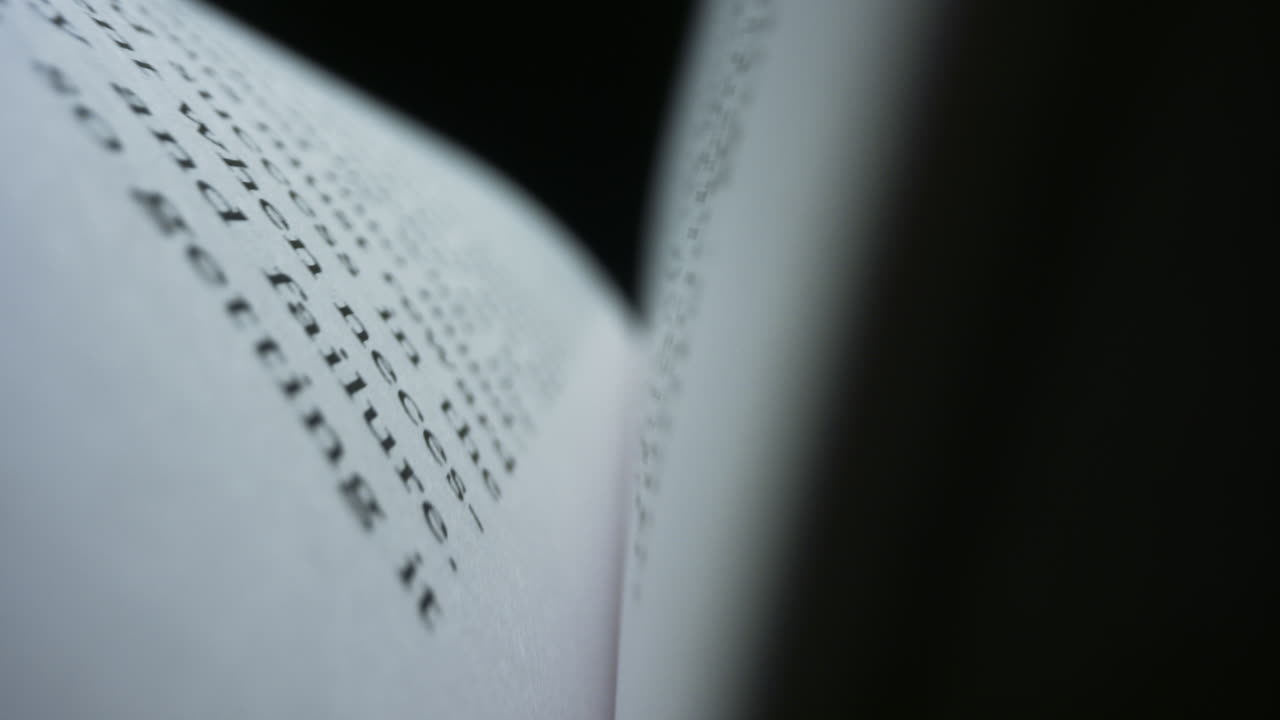 caméra se déplaçant entre les pages d'un livre ouvert. feuilles de livre avec texte anglais