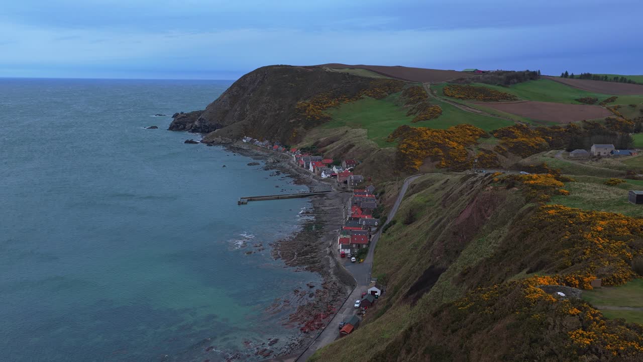 Vue aérienne du village de pêcheurs de Crovie dans l'Aberdeenshire, Écosse