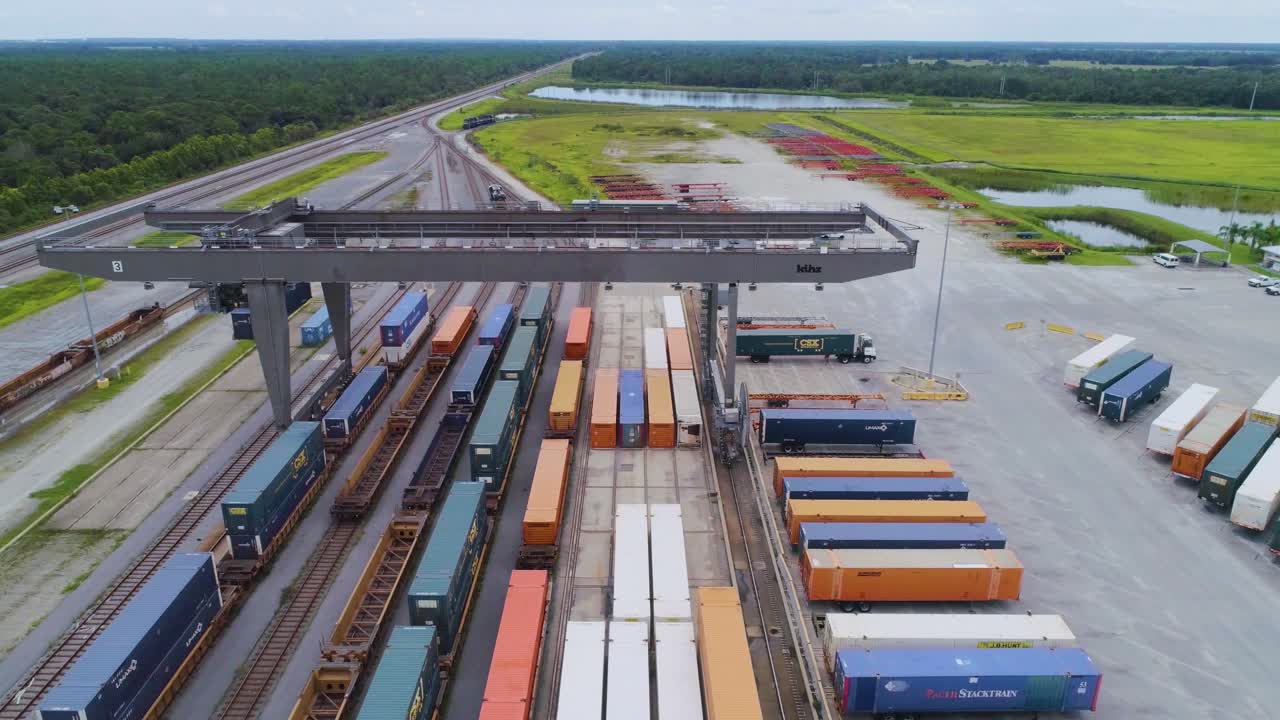 video de drones de 4k de trenes y camiones en el patio de trenes intermodales csx en winter haven, florida