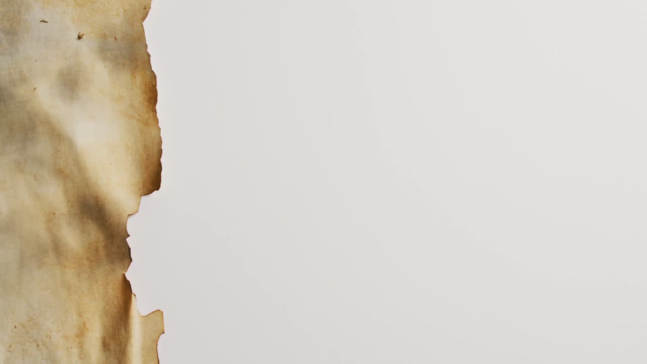 ⁇  배경 에 불타진 가장자리 를 가진 종이 조각 의 클로즈업 영상