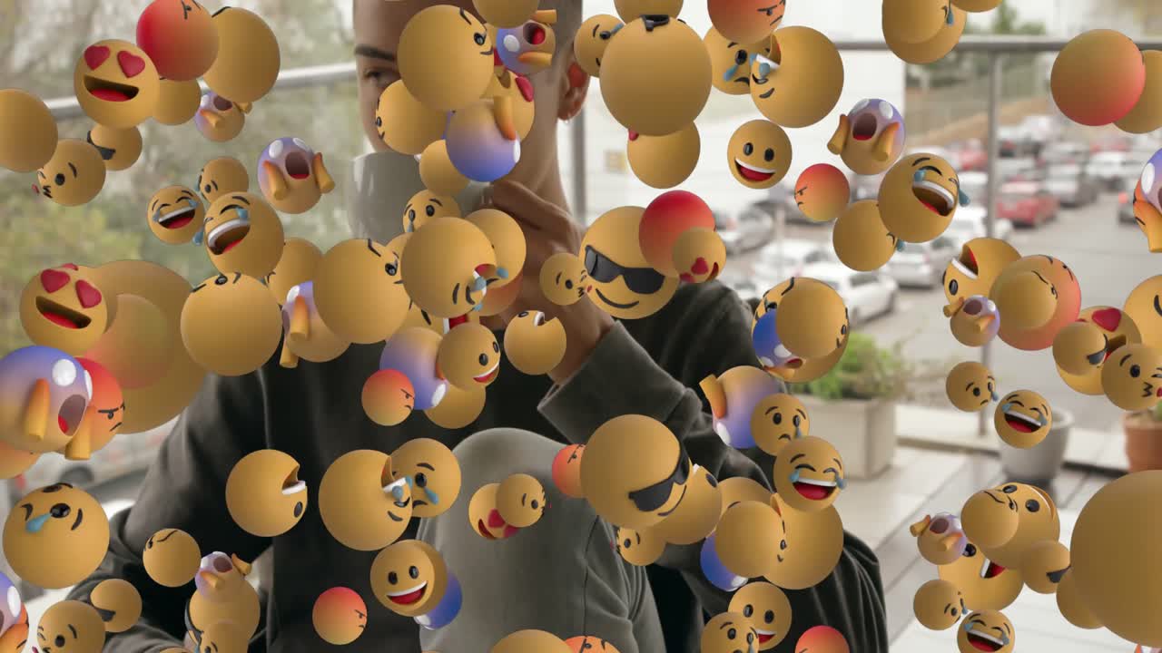 iconos de emoji con una mujer usando un teléfono inteligente en el fondo 4k