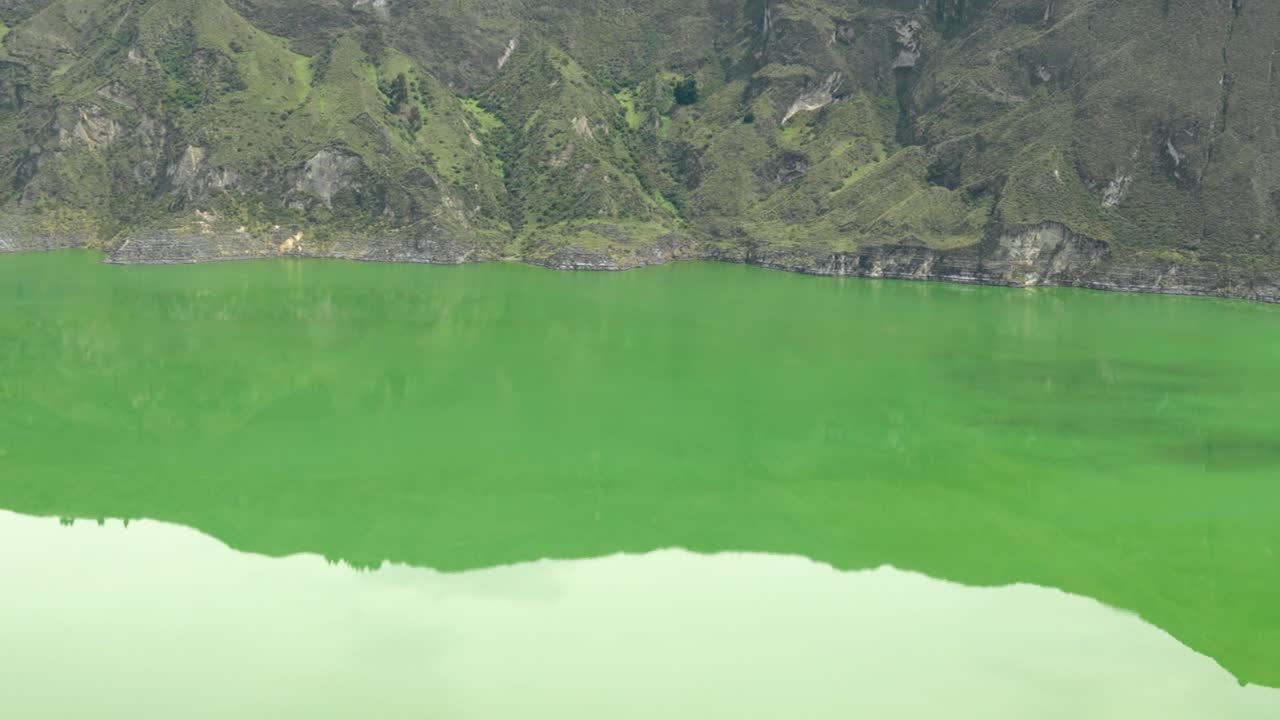 초록색의 평온한 호수 물에서 오는 반사