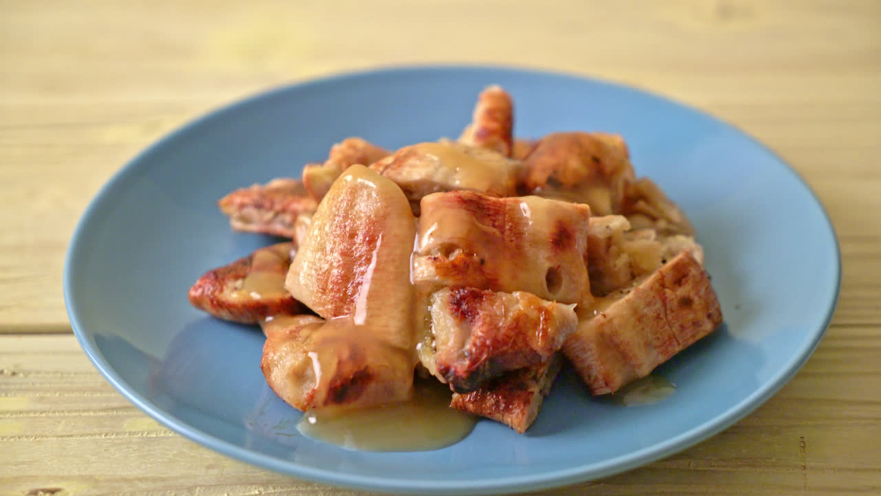 접시에 코코넛 카라멜 소스와 구운 바나나