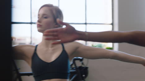 Jóvenes-Mujeres-De-Negocios-Practican-Meditación-De-Yoga-Juntas-En-Oficinas-Diversas-Haciendo-Pose-De-Guerrero-Disfrutando-Del-Ejercicio-De-Atención-Plena-Relajándose-En-El-Descanso-Del-Almuerzo-Lugar-De-Trabajo-Creativo-Y-Moderno