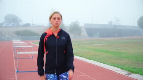 Atleta-Femenina-Haciendo-Ejercicio-En-Una-Pista-De-Atletismo-4k