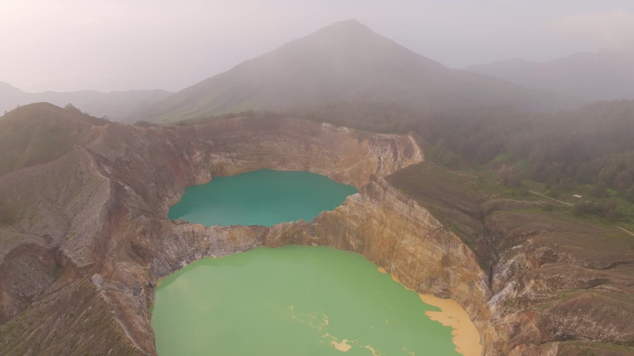 Luchtfoto van kleurrijke kratermeren in een vulkanisch landschap