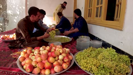 Preparando-Manzanas-Y-Uvas-Frescas