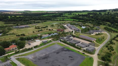 imagen aérea de un dron volando sobre el sitio de espectáculos al aire libre de kinren en bishop auckland, condado de durham, reino unido