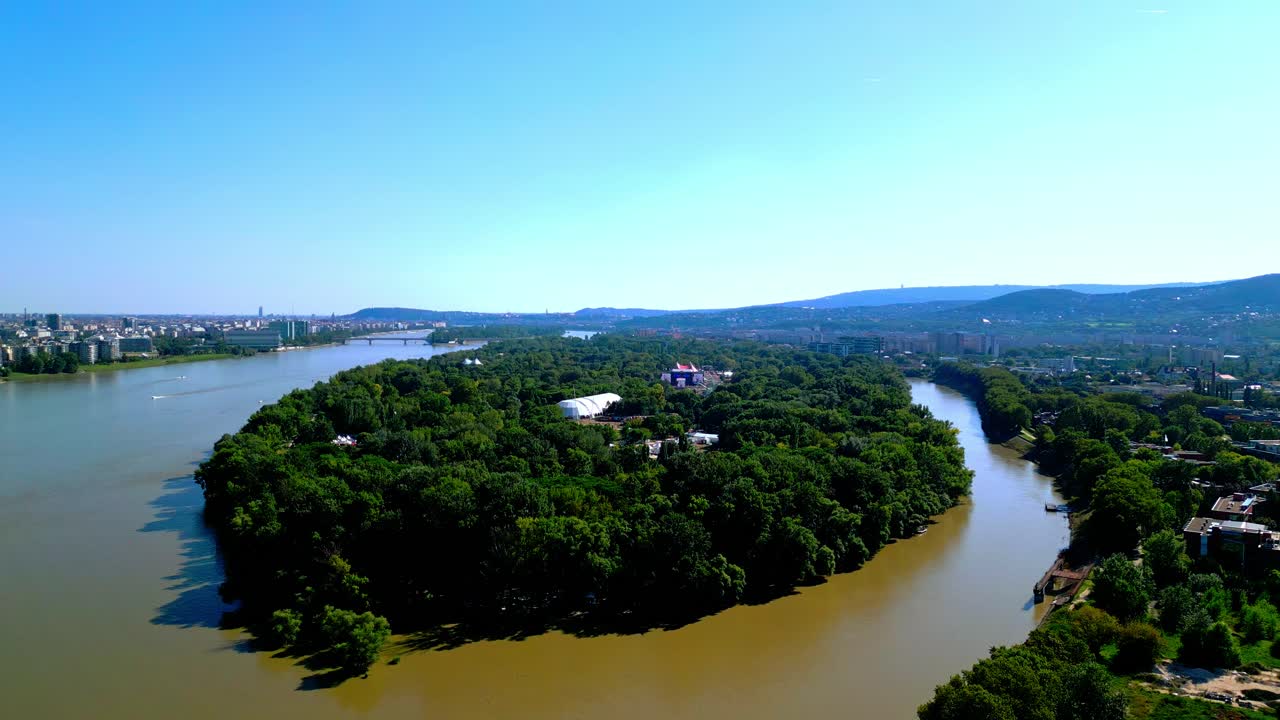 vista de la isla de obuda durante el festival sziget en budapest, hungría - toma de avión no tripulado
