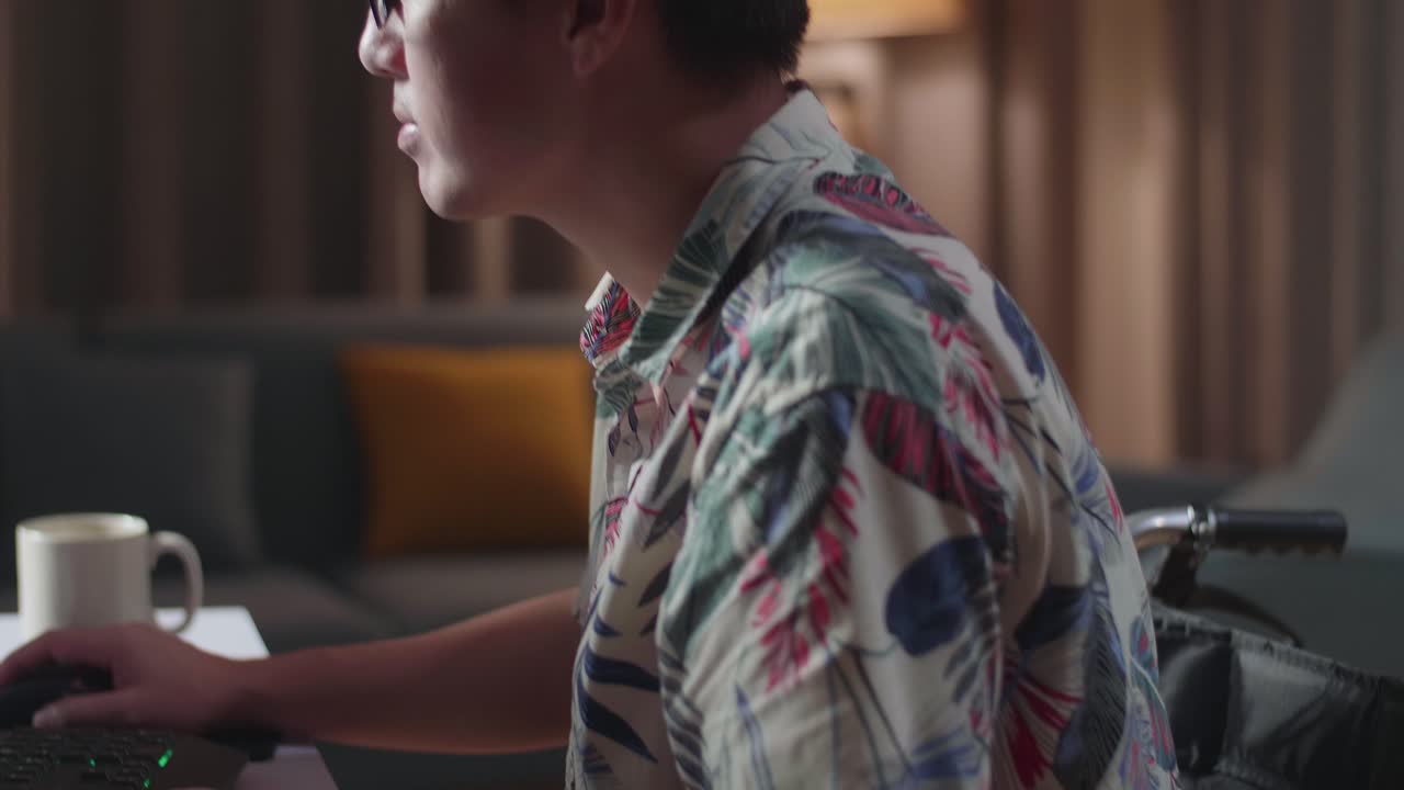 체어에 앉아 있는 아시아 남성의 가까운 면 사진 편집 앱, 개인 컴퓨터에 있는 소프트웨어.