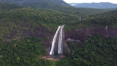 Toma-Aérea-Frontal-De-Una-Gran-Cascada-Ubicada-En-Medio-De-La-Selva